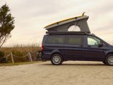 Mercedes Benz van Weekender en el atardecer, diseñada para camping
