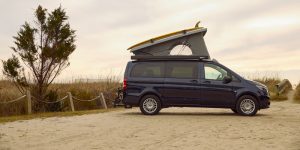 Mercedes Benz van Weekender en el atardecer, diseñada para camping