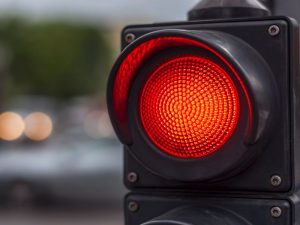 Semáforo en rojo que busca evitar las muertes de peatones