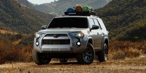 Toyota 4Runner 2021 gris en el campo