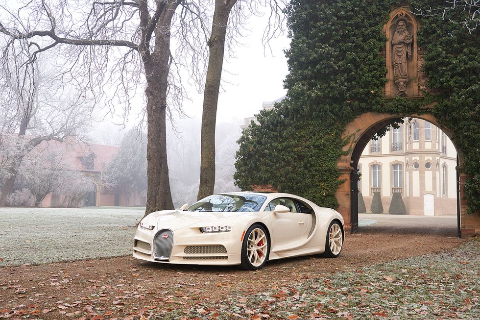 Bugatti Chiron Edición Hermès blanco en un jardín