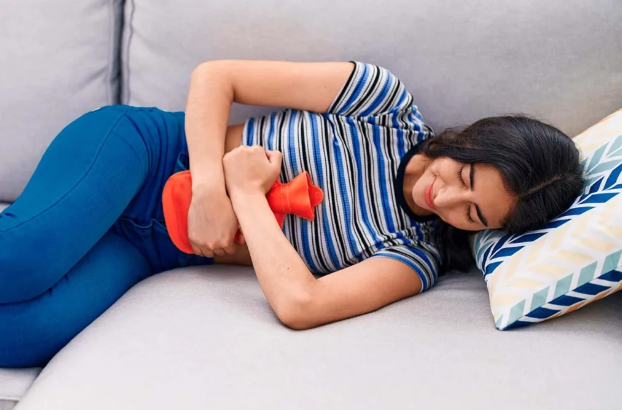 mujer con cólicos