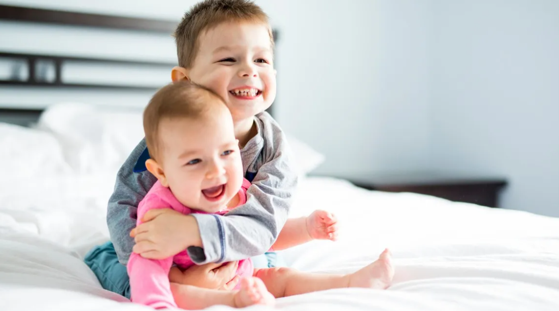 niño de 3 años con hermana pequeña